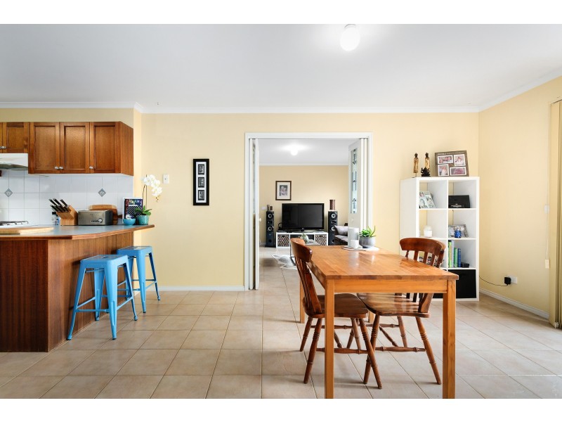 6 Cambridge Close, Cranbourne East VIC 3977