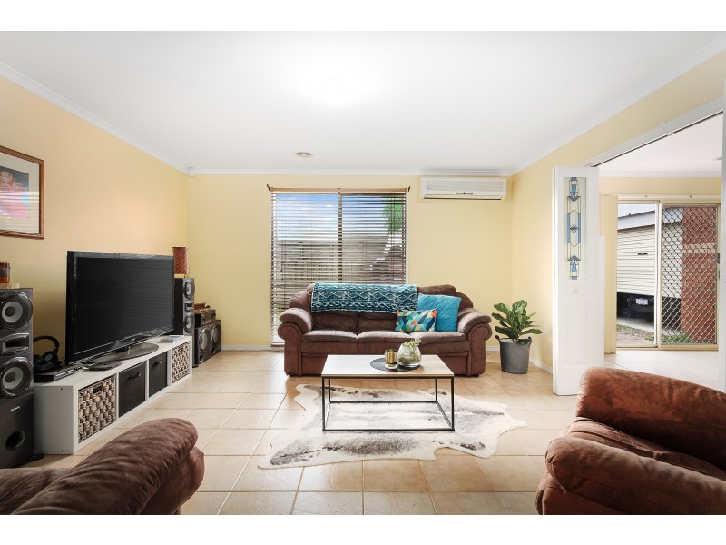 6 Cambridge Close, Cranbourne East VIC 3977