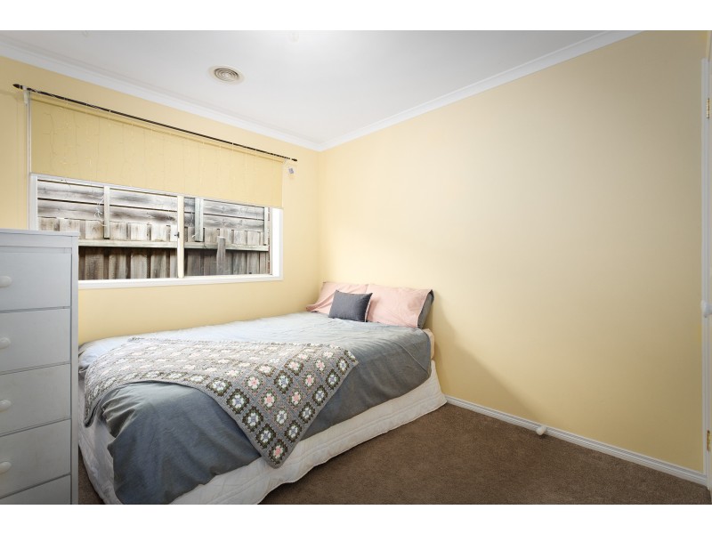 6 Cambridge Close, Cranbourne East VIC 3977