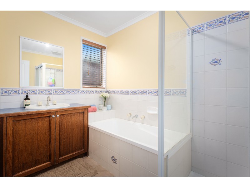 6 Cambridge Close, Cranbourne East VIC 3977