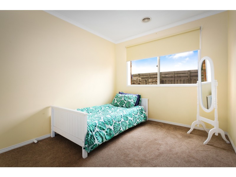 6 Cambridge Close, Cranbourne East VIC 3977