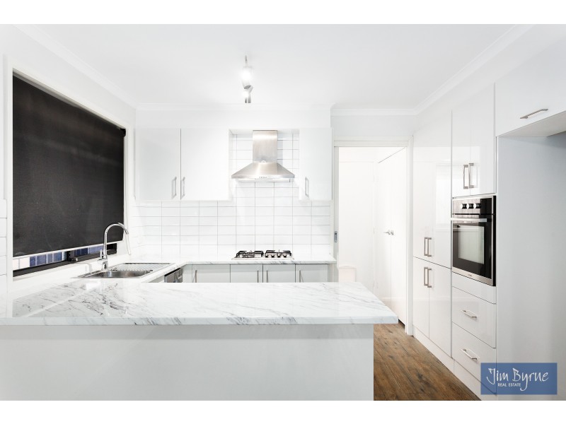 1/37 Collins Crescent, Berwick VIC 3806