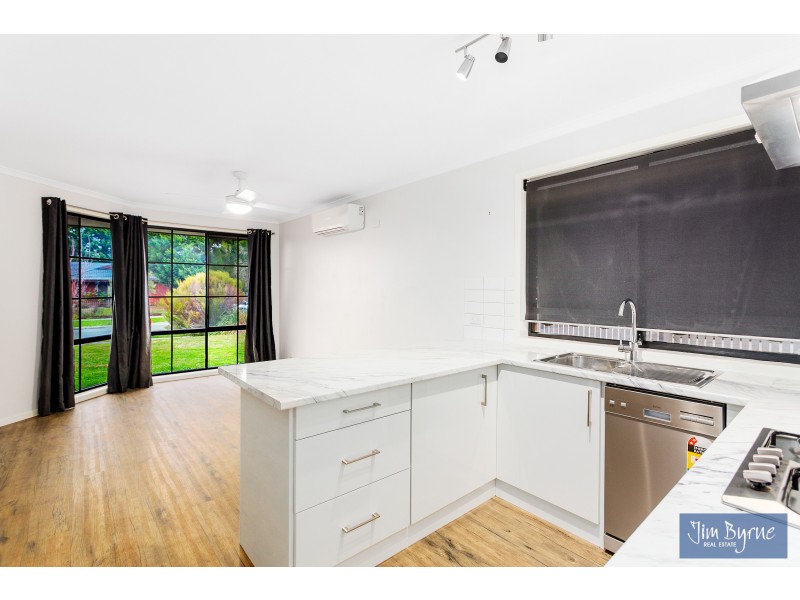 1/37 Collins Crescent, Berwick VIC 3806