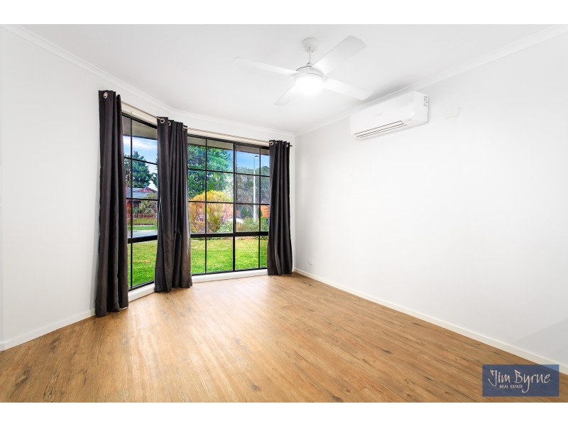 1/37 Collins Crescent, Berwick VIC 3806