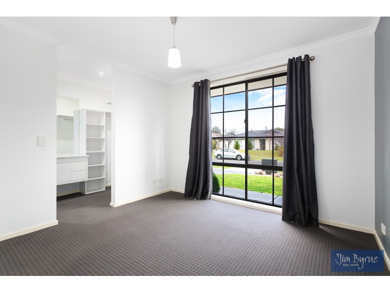 1/37 Collins Crescent, Berwick VIC 3806