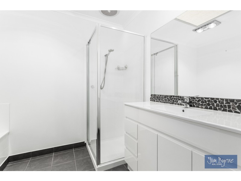 1/37 Collins Crescent, Berwick VIC 3806