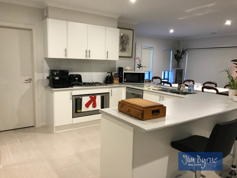 54 Strettle Crescent, Cranbourne North VIC 3977