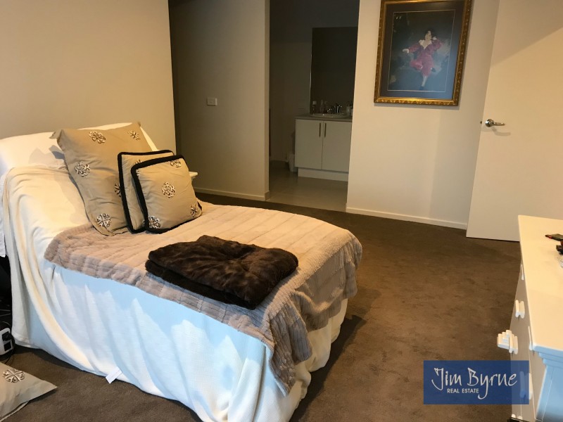 54 Strettle Crescent, Cranbourne North VIC 3977