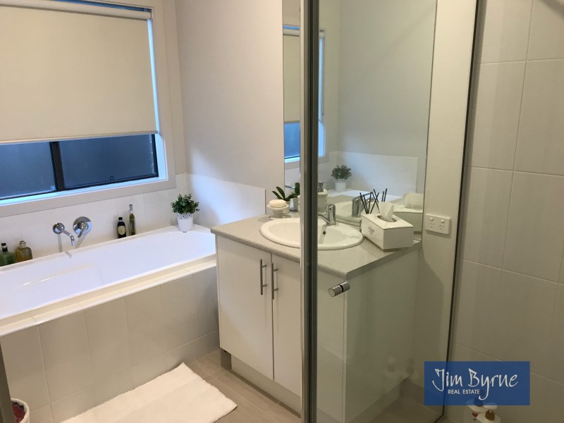 54 Strettle Crescent, Cranbourne North VIC 3977