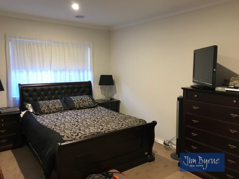 54 Strettle Crescent, Cranbourne North VIC 3977