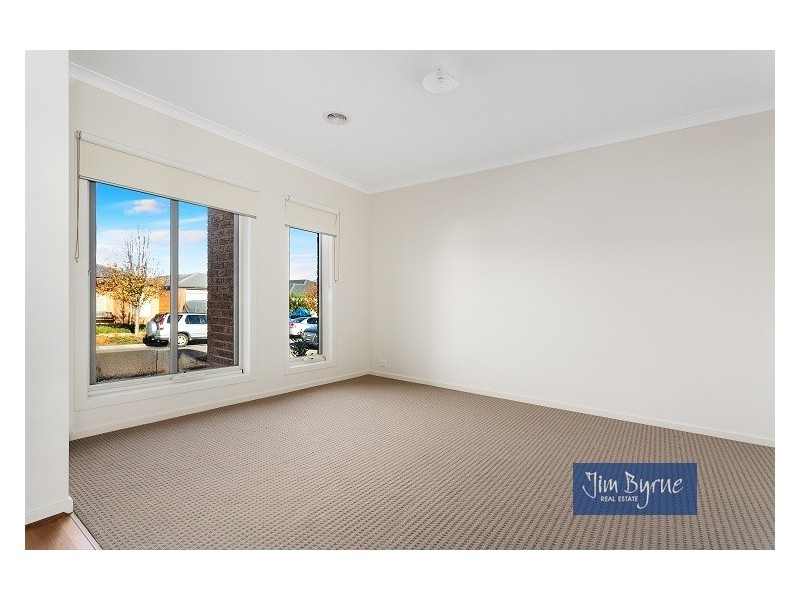 9 Paso Grove, Clyde North VIC 3978