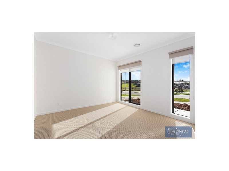 5 DANGELO AVENUE, Officer VIC 3809