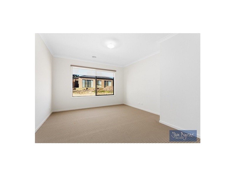 5 DANGELO AVENUE, Officer VIC 3809