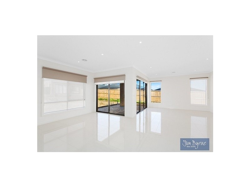 5 DANGELO AVENUE, Officer VIC 3809