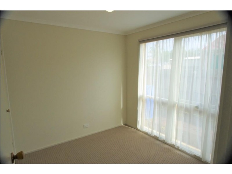 4 Dean Court, Cranbourne West VIC 3977