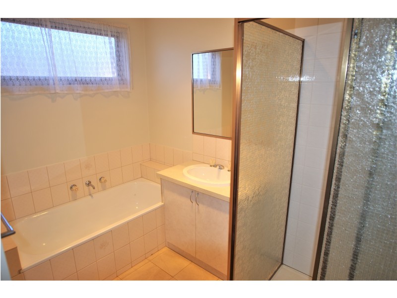 4 Dean Court, Cranbourne West VIC 3977