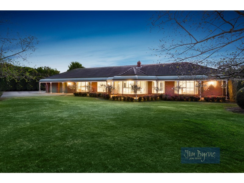 14 PINEHILL DRIVE, Pakenham VIC 3810