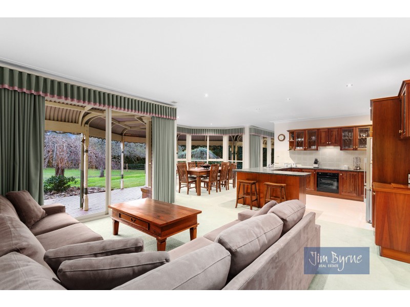 14 PINEHILL DRIVE, Pakenham VIC 3810