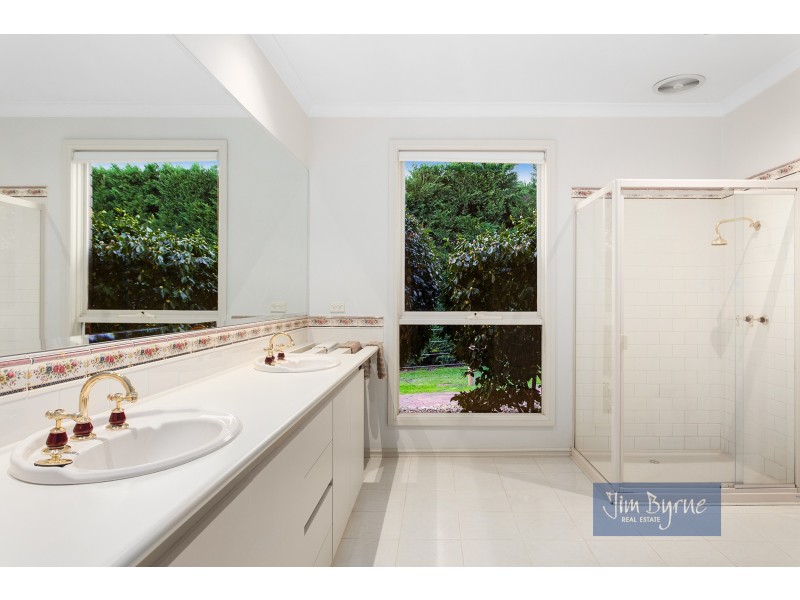 14 PINEHILL DRIVE, Pakenham VIC 3810