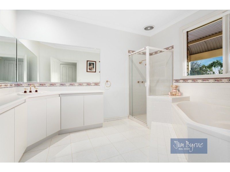 14 PINEHILL DRIVE, Pakenham VIC 3810