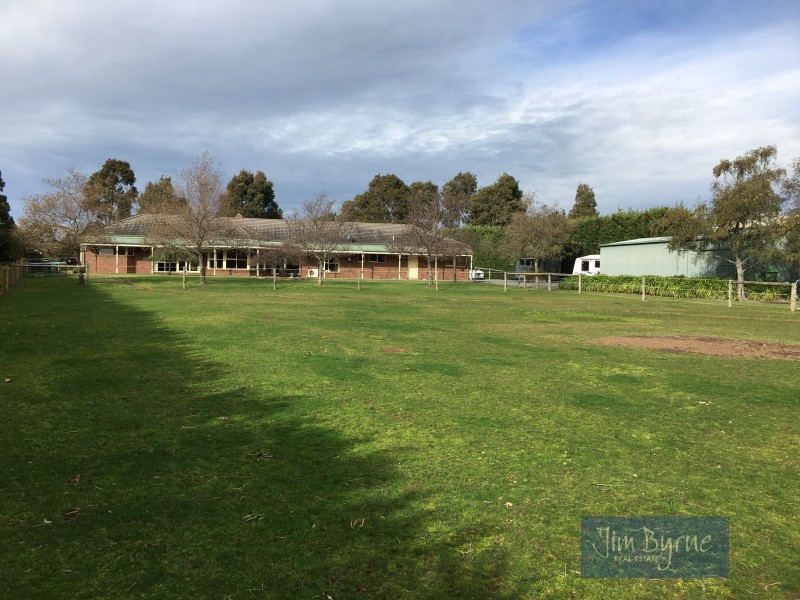 14 PINEHILL DRIVE, Pakenham VIC 3810