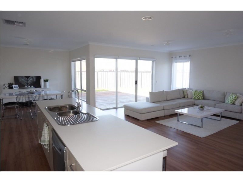 80 Heather Grove, Clyde North VIC 3978