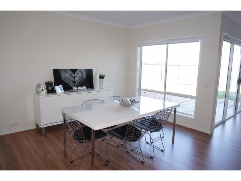 80 Heather Grove, Clyde North VIC 3978