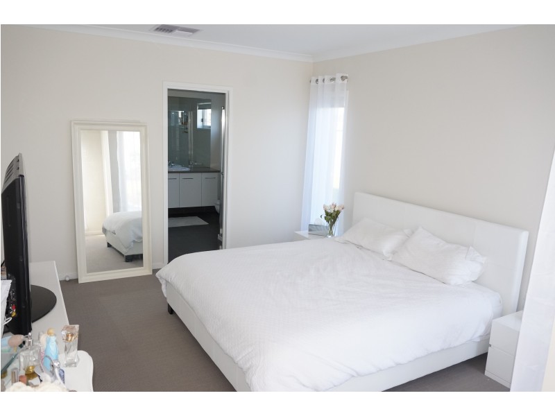 80 Heather Grove, Clyde North VIC 3978