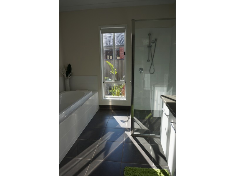 80 Heather Grove, Clyde North VIC 3978