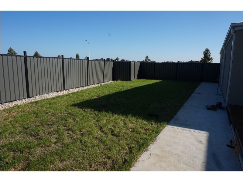 80 Heather Grove, Clyde North VIC 3978