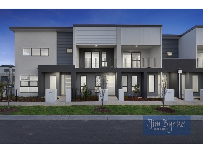 16 ST MARTIN WAY, Pakenham VIC 3810