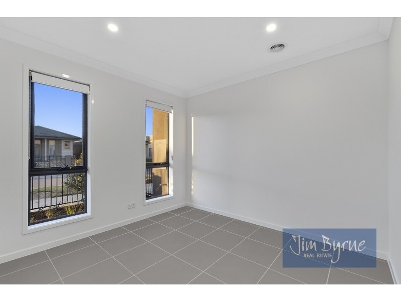 16 ST MARTIN WAY, Pakenham VIC 3810