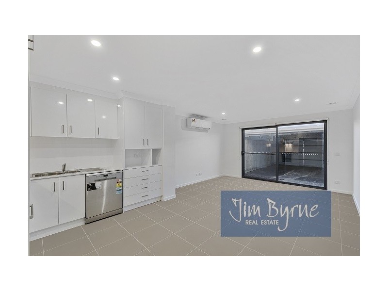16 ST MARTIN WAY, Pakenham VIC 3810
