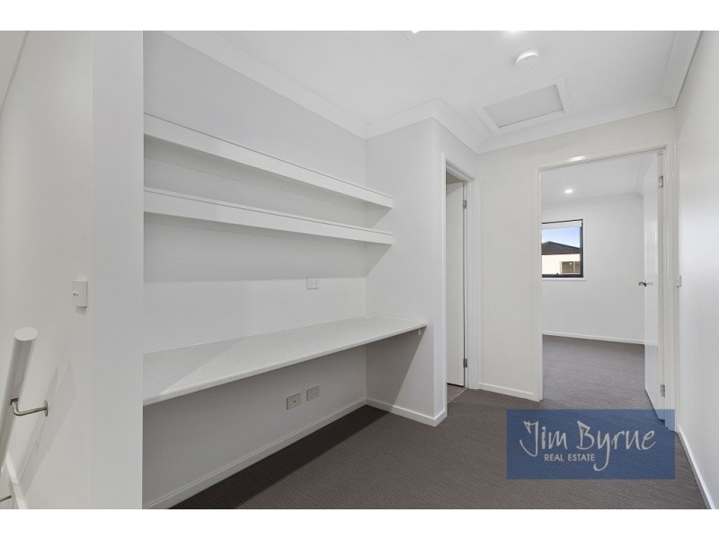 16 ST MARTIN WAY, Pakenham VIC 3810