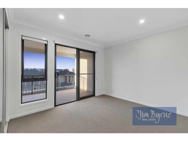 16 ST MARTIN WAY, Pakenham VIC 3810