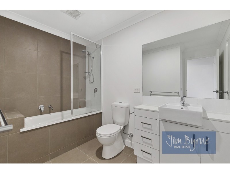 16 ST MARTIN WAY, Pakenham VIC 3810