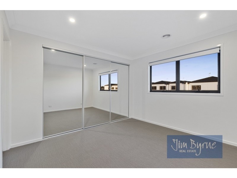 16 ST MARTIN WAY, Pakenham VIC 3810