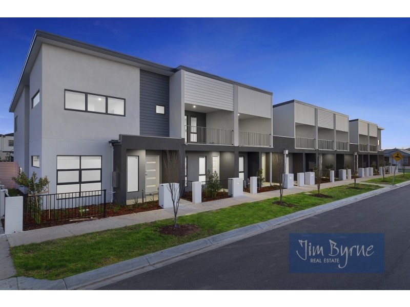 16 ST MARTIN WAY, Pakenham VIC 3810