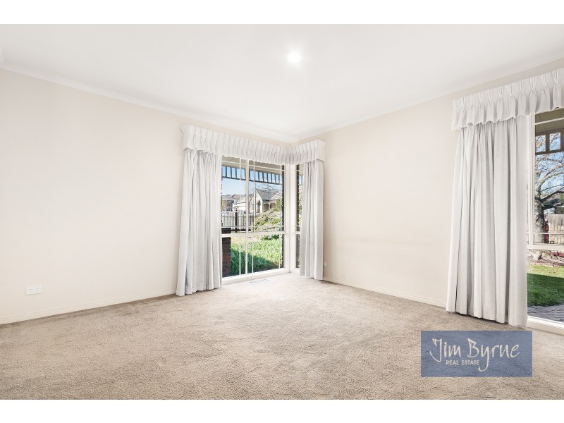 1 FURNESS COURT, Berwick VIC 3806
