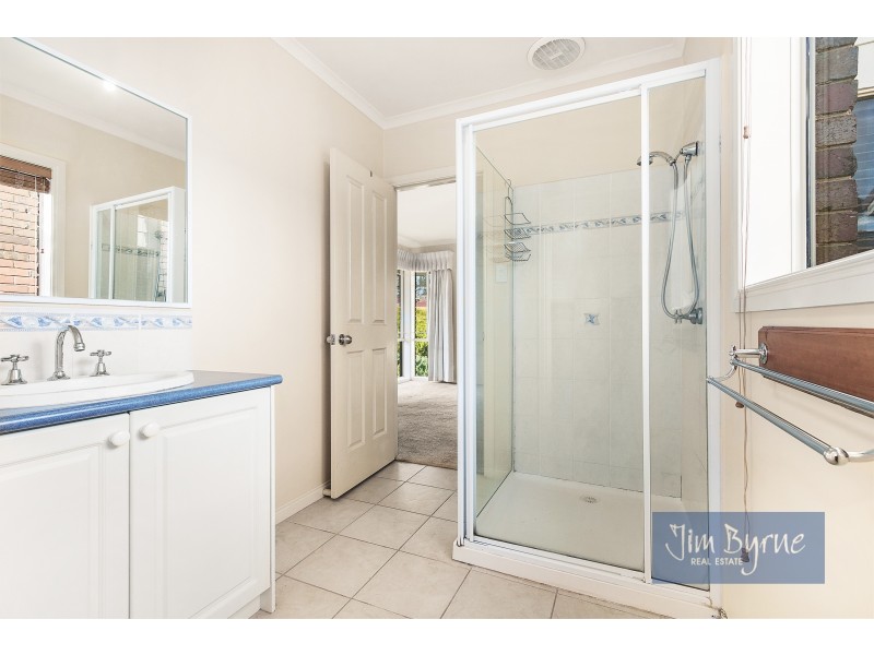 1 FURNESS COURT, Berwick VIC 3806