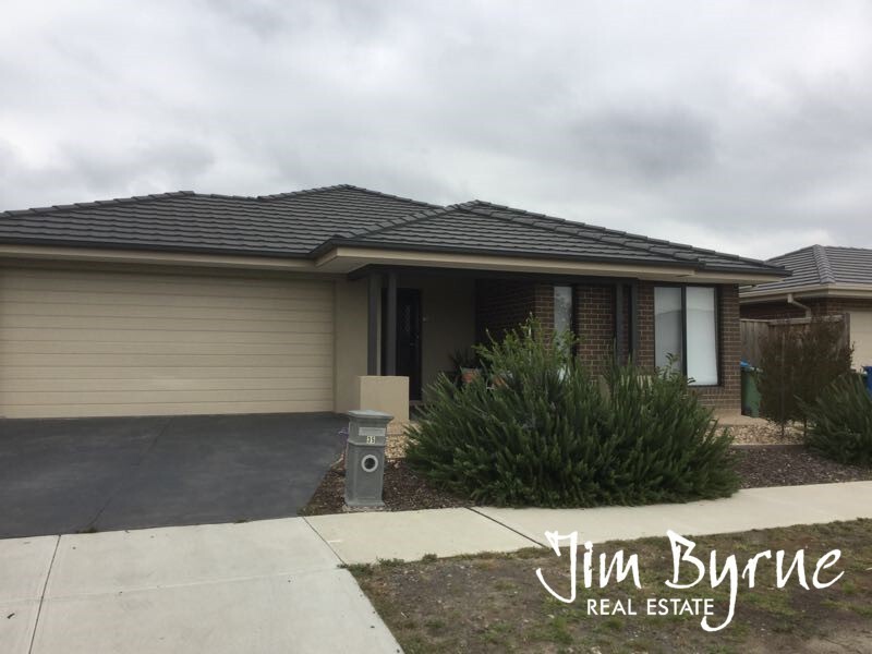 35 Royaloak Crescent, Cranbourne East VIC 3977