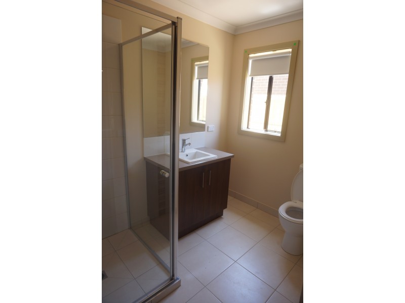 35 Royaloak Crescent, Cranbourne East VIC 3977