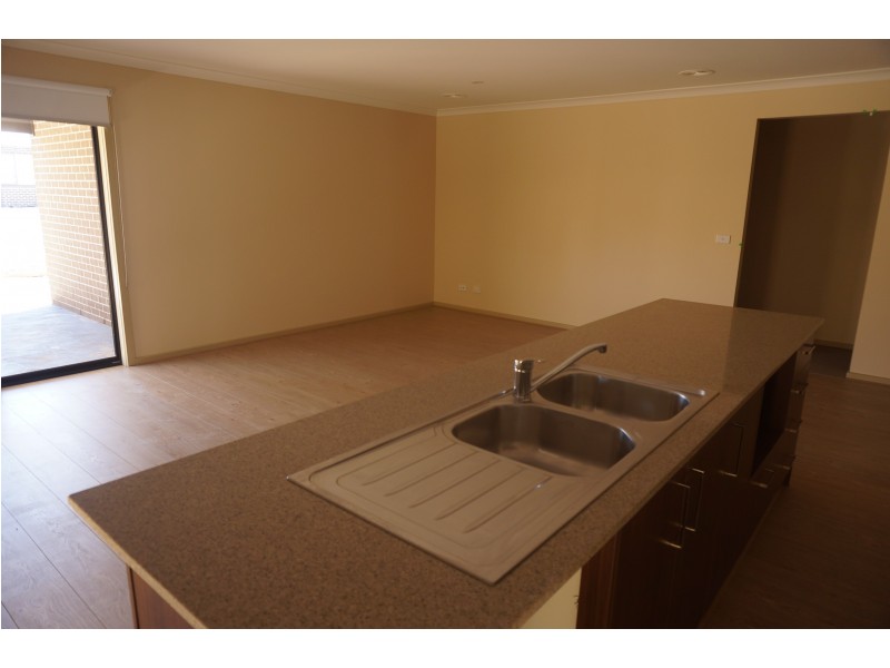 35 Royaloak Crescent, Cranbourne East VIC 3977