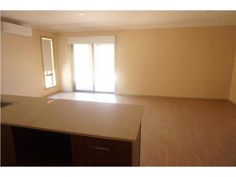 35 Royaloak Crescent, Cranbourne East VIC 3977