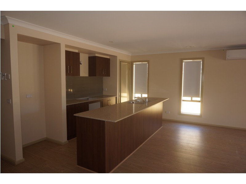 35 Royaloak Crescent, Cranbourne East VIC 3977