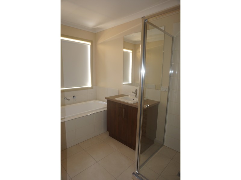 35 Royaloak Crescent, Cranbourne East VIC 3977