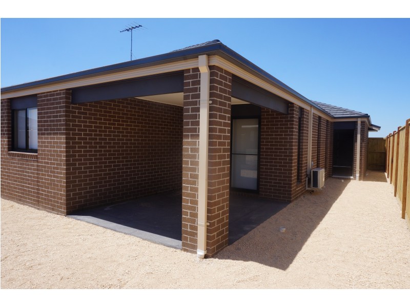 35 Royaloak Crescent, Cranbourne East VIC 3977