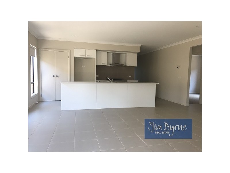 9 LANGSHAN ROAD, Clyde North VIC 3978