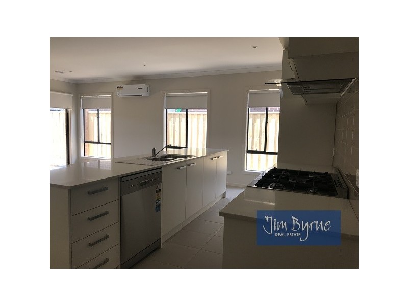 9 LANGSHAN ROAD, Clyde North VIC 3978