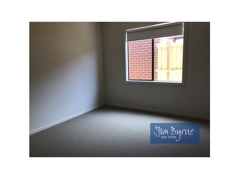 9 LANGSHAN ROAD, Clyde North VIC 3978